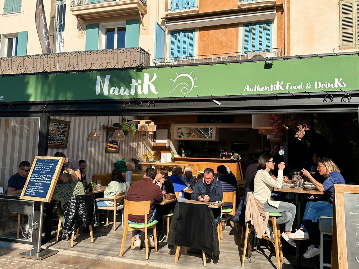Photo du restaurant : la devanture verte de NautiK sur la promenade de Sainte-Maxime, avec sa terrasse